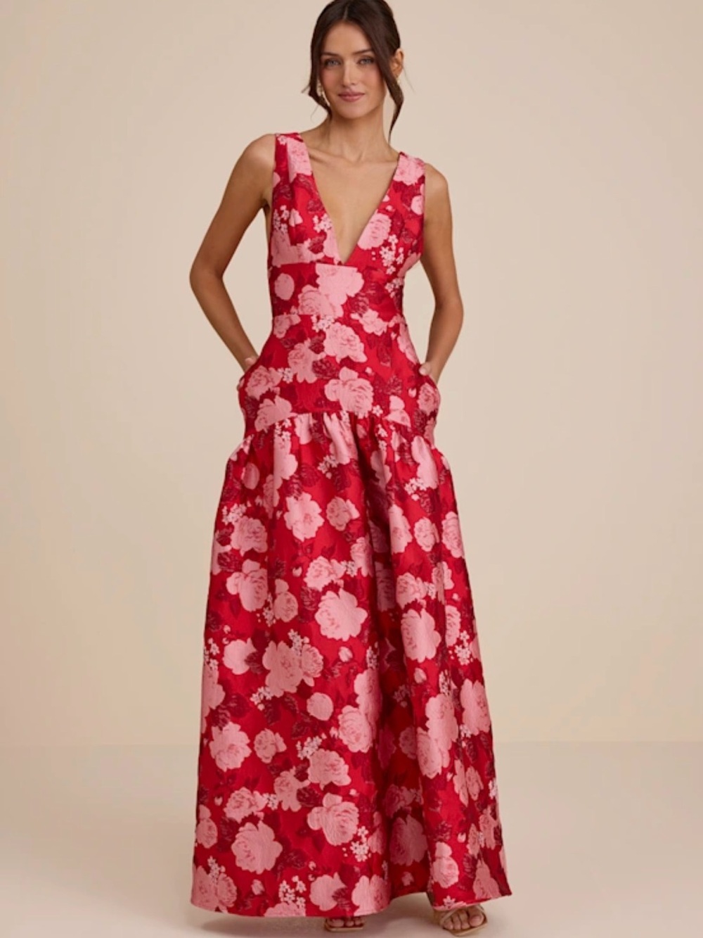 NWT Lulu's Red and Pink Floral Textured Dress
Size Md